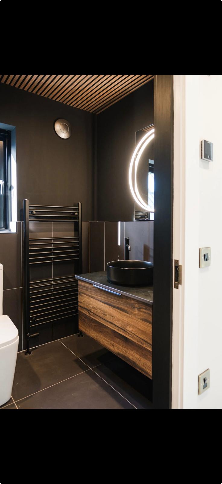 Dark modern en-suite